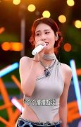 张碧晨也擦边？穿网红连体裤表演引争议